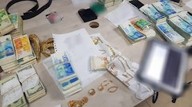 הכסף שנמצא בפשיטת המשטרה, צילום: דוברות המשטרה